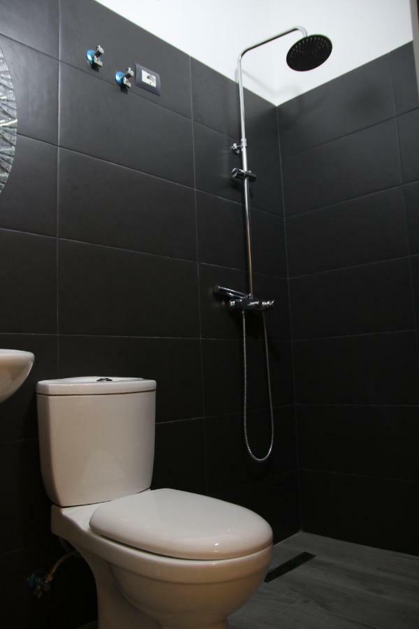 Eden Hostel Tirana Bagian luar foto
